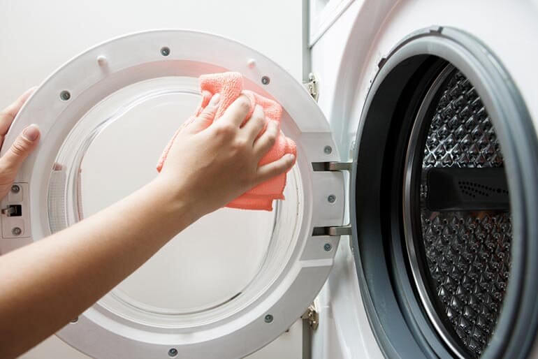 Lâu sạch bên ngoài máy giặt - Cách vệ sinh máy giặt Aqua hiệu quả