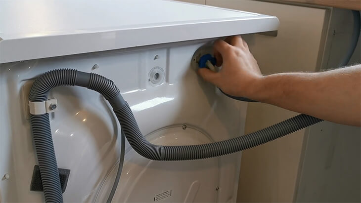 Cách vệ sinh máy giặt Aqua - Vệ sinh đường ống thoát nước 